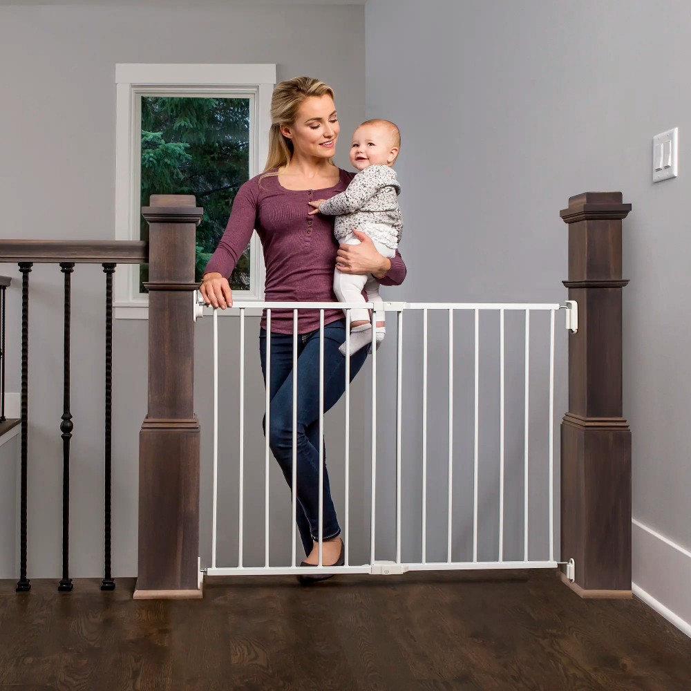 Child Safety Gate 40.5-in x 28.75-in Hardware Mounted White Metal Safety Gate